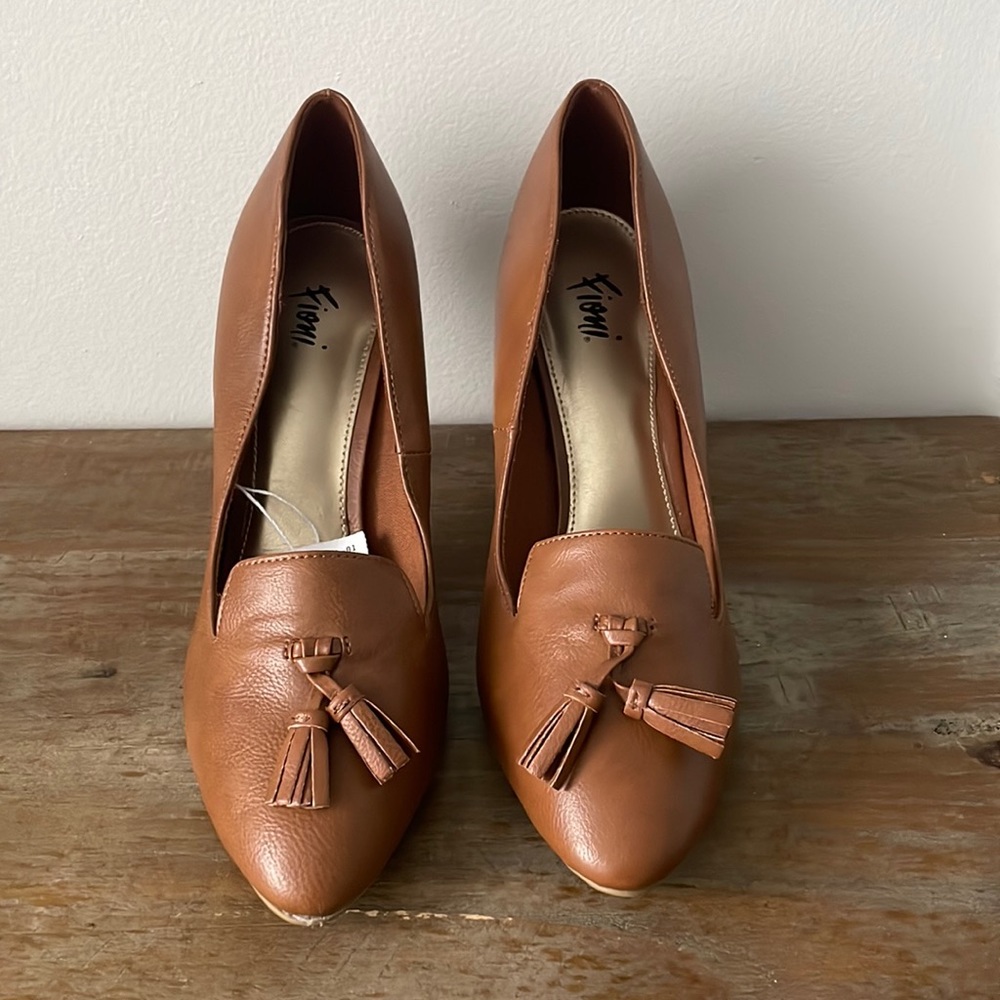 NWT fioni heeled loafers